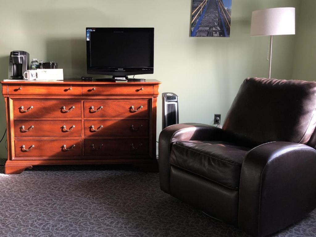 The At Stone Mill 4*